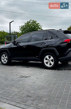 Внедорожник / Кроссовер Toyota RAV4 2021 в 