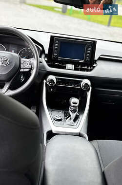 Внедорожник / Кроссовер Toyota RAV4 2021 в 