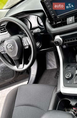 Внедорожник / Кроссовер Toyota RAV4 2021 в 