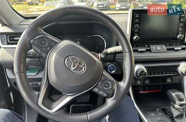 Позашляховик / Кросовер Toyota RAV4 2020 в 