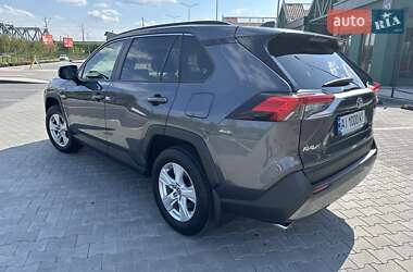 Позашляховик / Кросовер Toyota RAV4 2020 в 