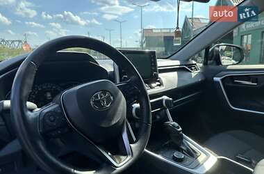 Позашляховик / Кросовер Toyota RAV4 2020 в 