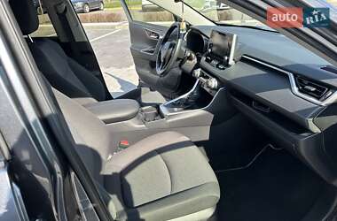 Позашляховик / Кросовер Toyota RAV4 2020 в 