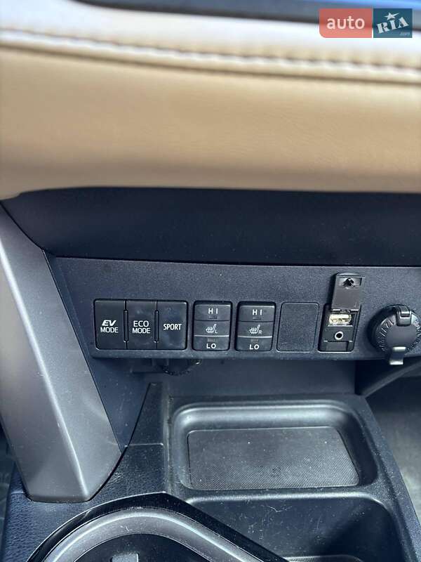 Позашляховик / Кросовер Toyota RAV4 2017 в Тернополі фото 25 Позашляховик / Кросовер Toyota RAV4 2017 в Тернополі