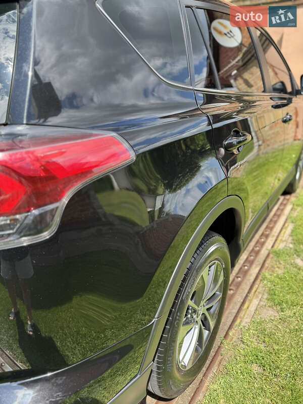 Внедорожник / Кроссовер Toyota RAV4 2017 в Ровно