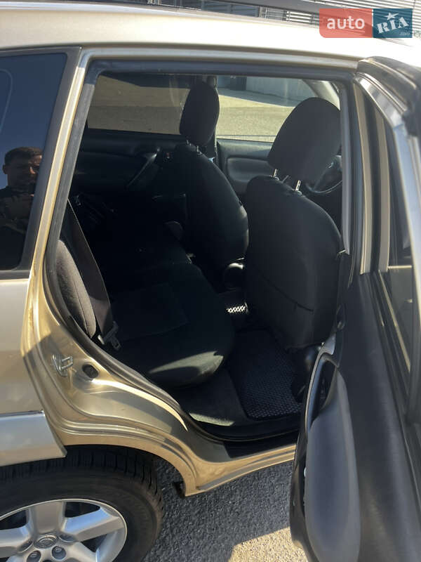 Внедорожник / Кроссовер Toyota RAV4 2004 в Виннице