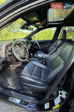 Позашляховик / Кросовер Toyota RAV4 2018 в 