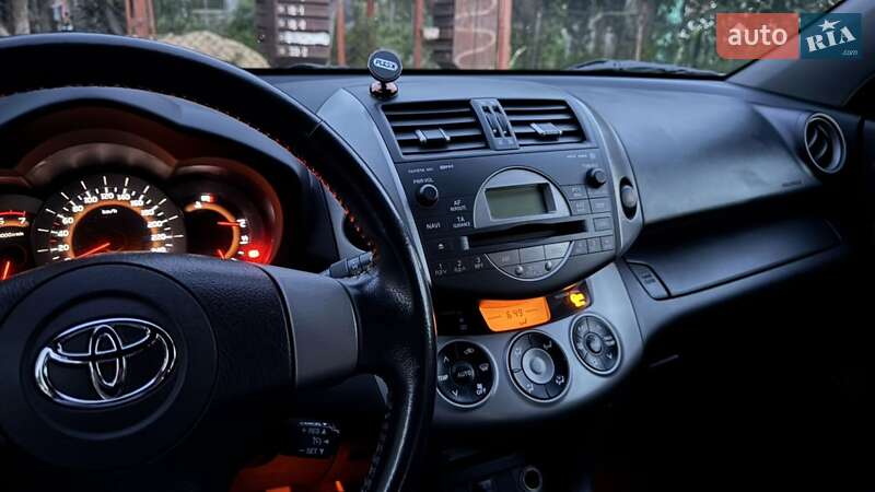 Внедорожник / Кроссовер Toyota RAV4 2006 в 