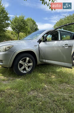 Позашляховик / Кросовер Toyota RAV4 2005 в 