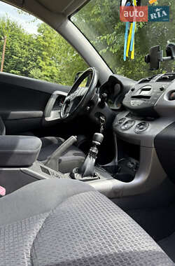Позашляховик / Кросовер Toyota RAV4 2005 в 