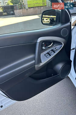 Внедорожник / Кроссовер Toyota RAV4 2011 в 