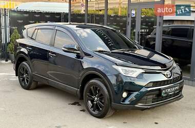 Позашляховик / Кросовер Toyota RAV4 2017 в 