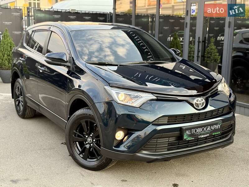 Позашляховик / Кросовер Toyota RAV4 2017 в 