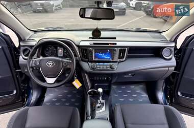 Позашляховик / Кросовер Toyota RAV4 2017 в 