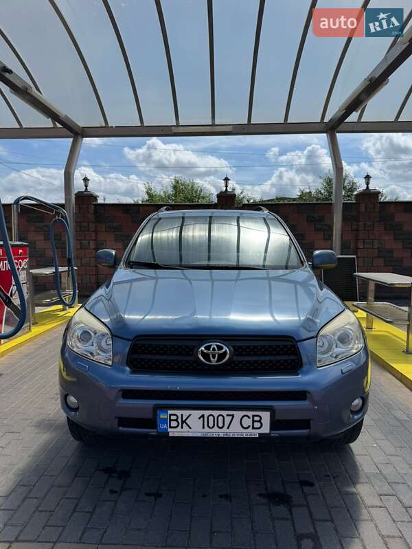 Внедорожник / Кроссовер Toyota RAV4 2008 в Ровно