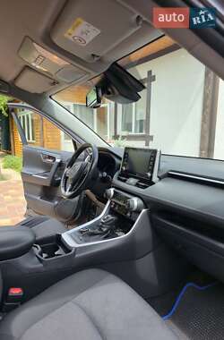 Внедорожник / Кроссовер Toyota RAV4 2021 в 