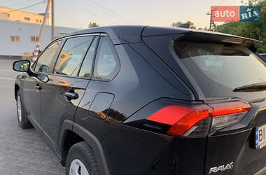 Позашляховик / Кросовер Toyota RAV4 2020 в 