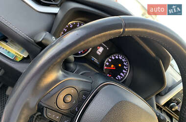Позашляховик / Кросовер Toyota RAV4 2020 в 