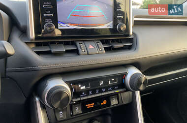 Позашляховик / Кросовер Toyota RAV4 2020 в 
