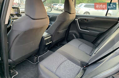 Позашляховик / Кросовер Toyota RAV4 2020 в 
