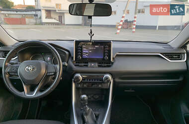 Позашляховик / Кросовер Toyota RAV4 2020 в 