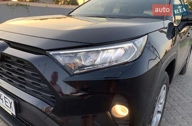 Позашляховик / Кросовер Toyota RAV4 2020 в 