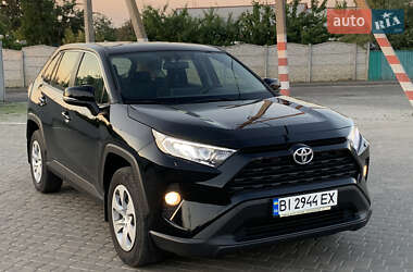 Позашляховик / Кросовер Toyota RAV4 2020 в 