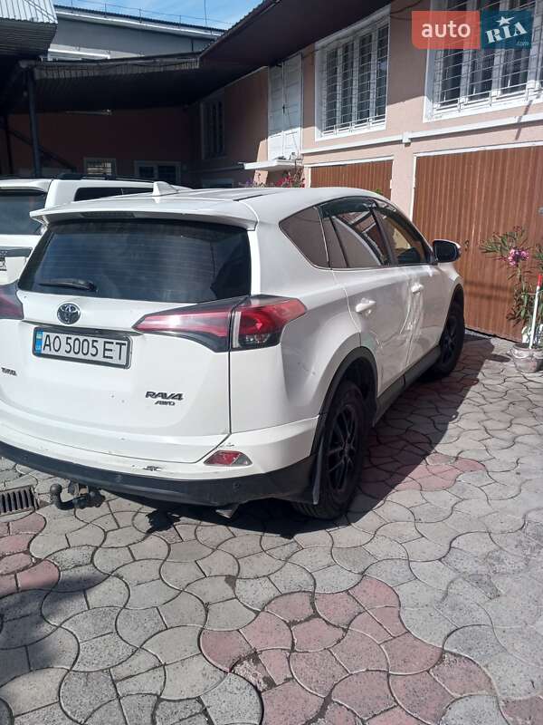 Позашляховик / Кросовер Toyota RAV4 2017 в Тячеві