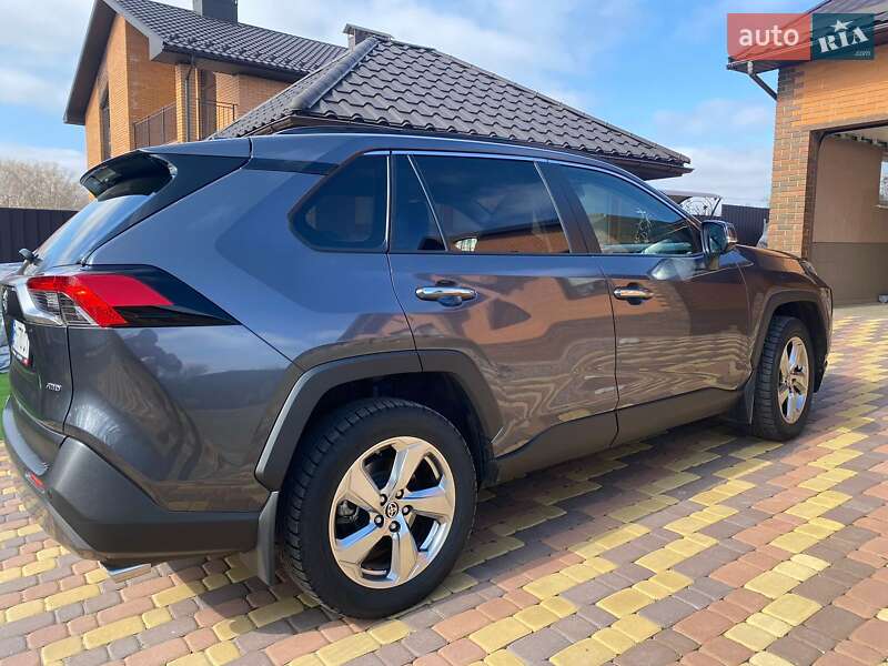 Внедорожник / Кроссовер Toyota RAV4 2020 в Киеве