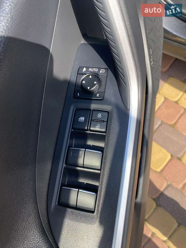 Внедорожник / Кроссовер Toyota RAV4 2020 в Киеве