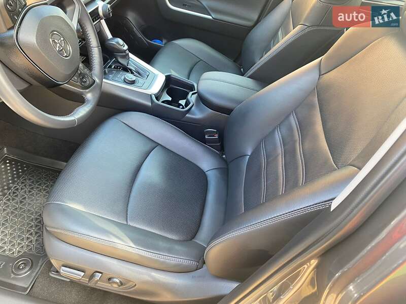 Внедорожник / Кроссовер Toyota RAV4 2020 в Киеве