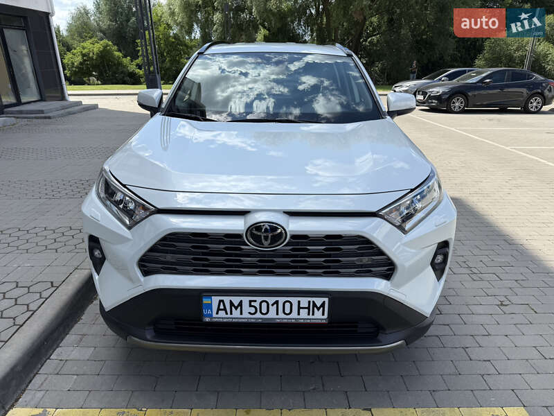 Позашляховик / Кросовер Toyota RAV4 2023 в 