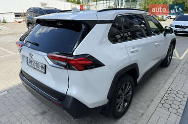Позашляховик / Кросовер Toyota RAV4 2023 в 