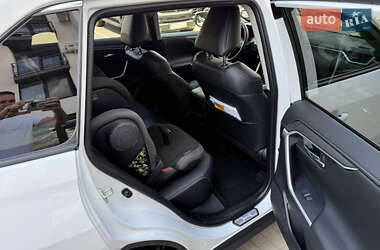 Позашляховик / Кросовер Toyota RAV4 2023 в 