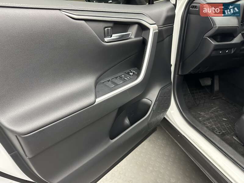 Внедорожник / Кроссовер Toyota RAV4 2019 в Киеве