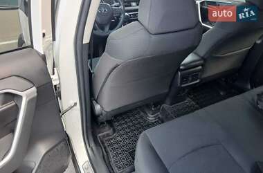 Позашляховик / Кросовер Toyota RAV4 2022 в 