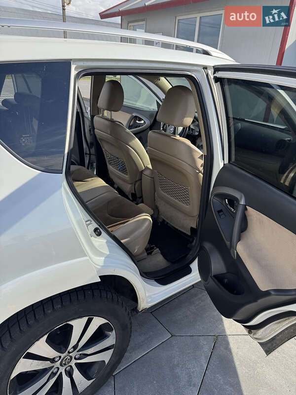 Внедорожник / Кроссовер Toyota RAV4 2010 в Городке