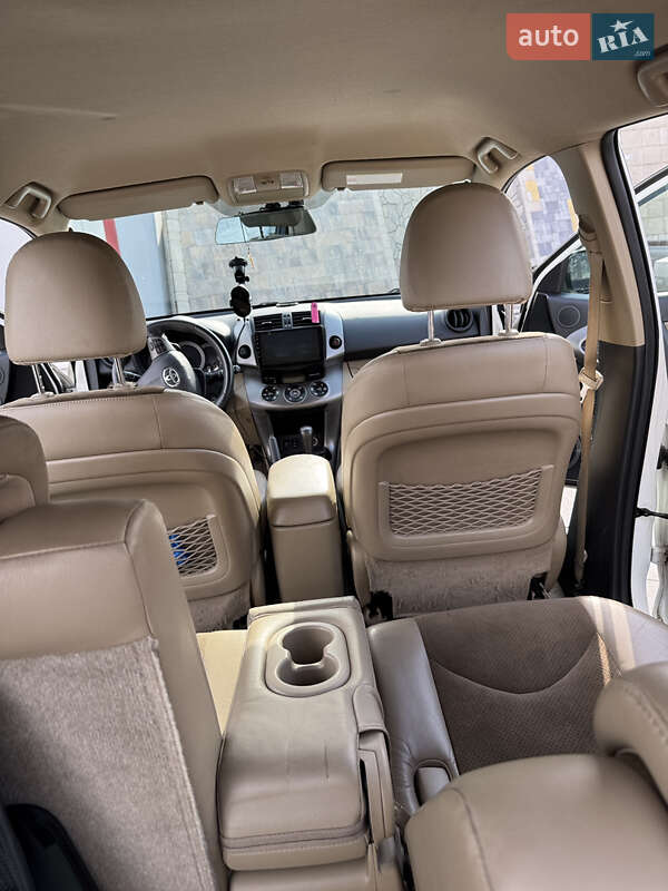 Внедорожник / Кроссовер Toyota RAV4 2010 в Городке