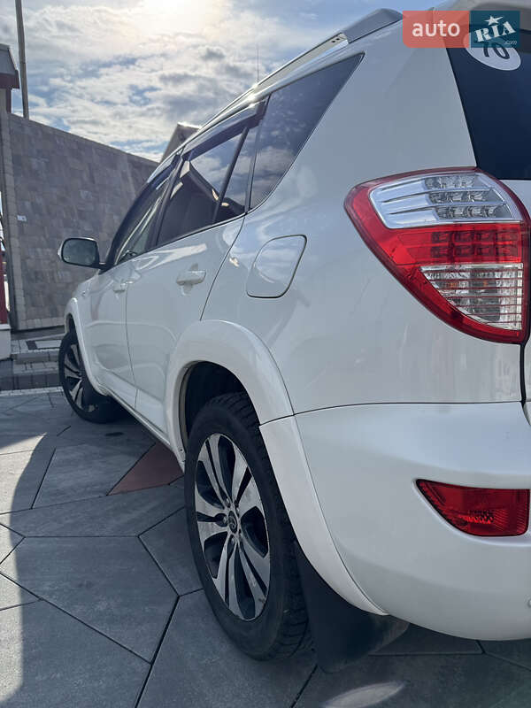 Внедорожник / Кроссовер Toyota RAV4 2010 в Городке