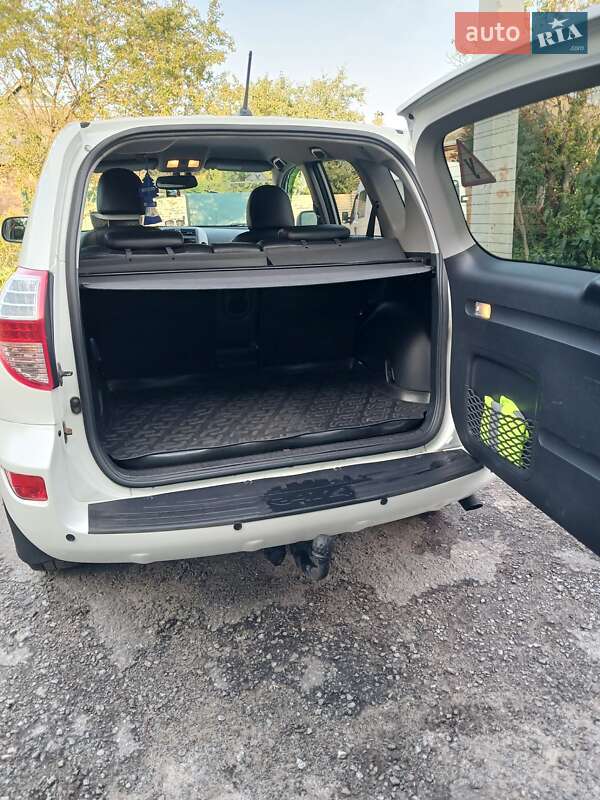 Внедорожник / Кроссовер Toyota RAV4 2010 в Харькове