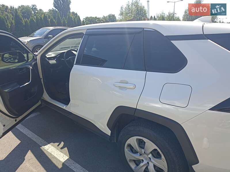 Внедорожник / Кроссовер Toyota RAV4 2020 в Киеве