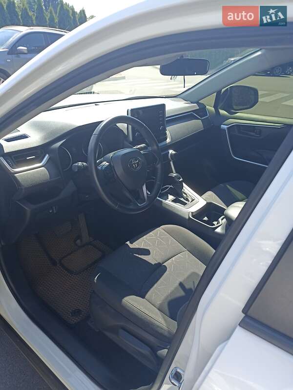 Внедорожник / Кроссовер Toyota RAV4 2020 в Киеве