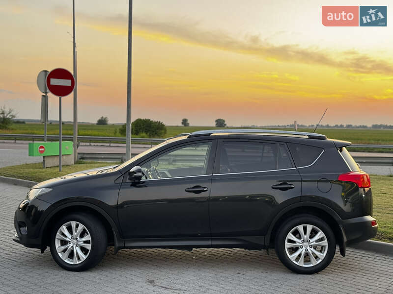 Внедорожник / Кроссовер Toyota RAV4 2015 в Радивилове