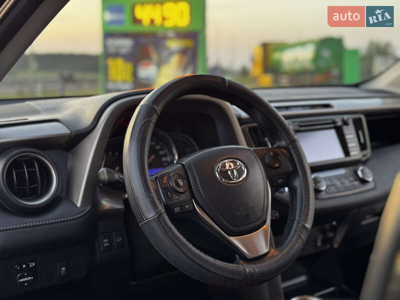 Внедорожник / Кроссовер Toyota RAV4 2015 в Радивилове