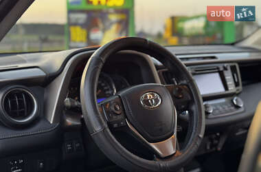 Внедорожник / Кроссовер Toyota RAV4 2015 в 