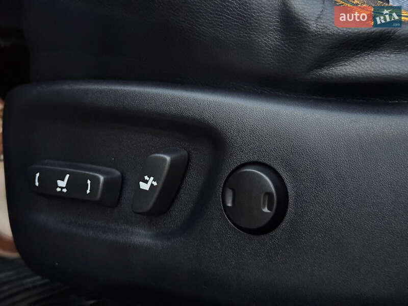 Внедорожник / Кроссовер Toyota RAV4 2015 в Радивилове