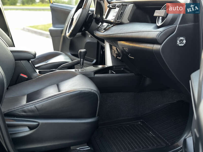 Внедорожник / Кроссовер Toyota RAV4 2015 в Радивилове
