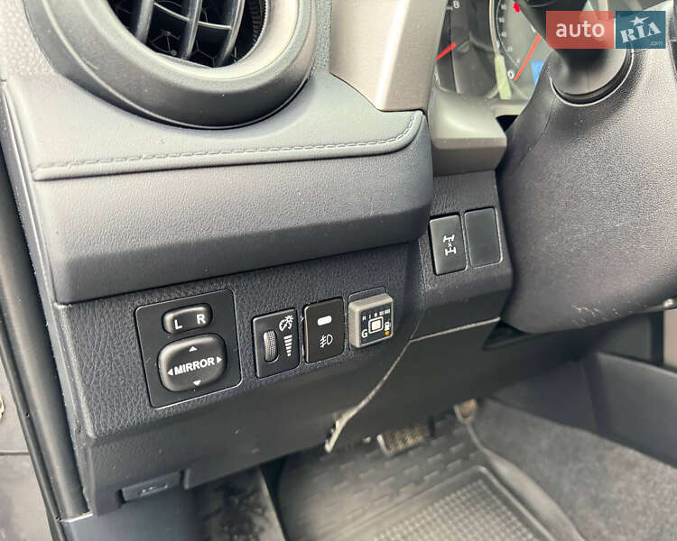 Позашляховик / Кросовер Toyota RAV4 2016 в Києві