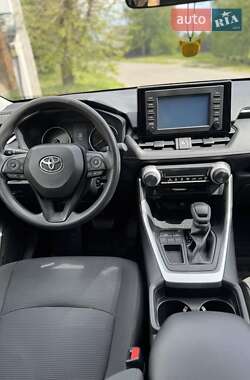 Внедорожник / Кроссовер Toyota RAV4 2018 в 