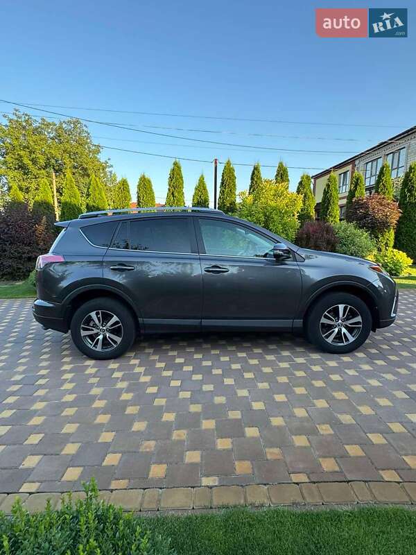Внедорожник / Кроссовер Toyota RAV4 2016 в Умани